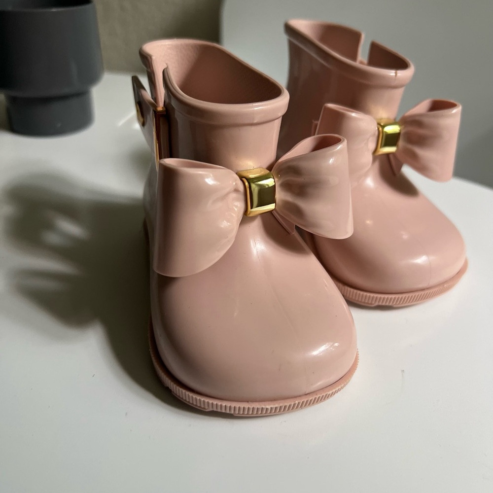Mini Melissa, pink boots size 6, run small